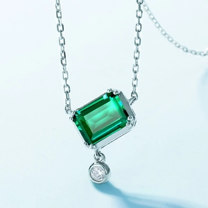 Collier en argent S925 avec pierre verte taille émeraude et zircons blancs brillants