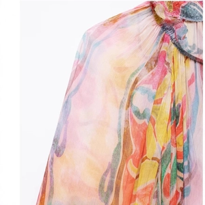 Relaxed midi dress with colorful floral print and lightweight pleated chiffon fabric
