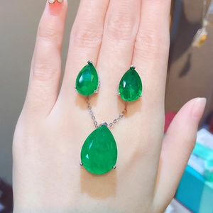 Pear-shaped emerald jewelry set with teardrop pendant and matching stud earrings