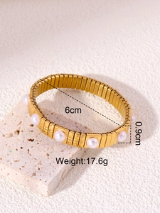 Dettaglio del bracciale di perle elastico dorato con diametro di 6cm e larghezza di 0,9cm