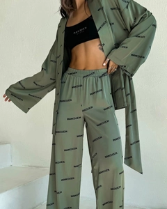 Detaillierte Ansicht des salbeigrünen und schwarzen Loungewear-Sets mit Allover-Buchstabendruck