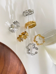 Detailansicht von 18K Gold und Silber beschichteten Titanstahlringen in Blumenmotiven