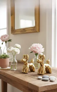 Vista dettagliata di due figurine creative di cani a palloncino dorati per la casa