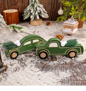 Détail de voitures de Noël en bois vert avec neige artificielle et paillettes dorées