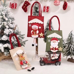 Tre sacchetti regalo natalizi in iuta con personaggi 3D di Babbo Natale e pupazzo di neve