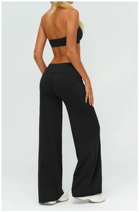 Rückansicht von schwarzer High-Waist-Yoga-Hose mit weitem Bein und rückenfreiem Sport-BH
