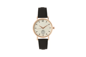 Vista detallada de un reloj de mujer minimalista en oro rosa con correa de cuero negro.