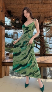 Dettaglio del maxi abito con stampa marmo verde e spalline sottili in stile vacanza