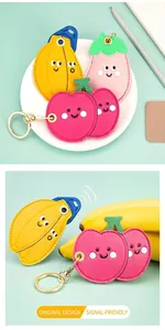 Gros plan sur les étuis AirTag créatifs en cuir PU en forme de fruits avec porte-clés