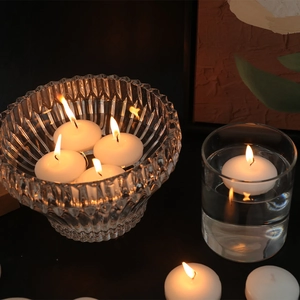 Velas flotantes blancas románticas en cuencos de cristal para bodas y cenas de gala