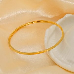 Bracelet jonc minimaliste poli plaqué or 18 carats sur fond de soie esthétique raffiné