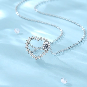 Elegante s925 Silber Herzkette mit funkelndem Moissanit Anhänger auf blauer Seide