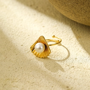 Elegante anello in acciaio al titanio dorato con conchiglia e perla per donna