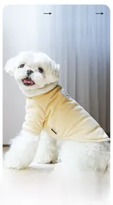 Détail d'un manteau chaud en velours côtelé pour chien avec col pelucheux et rayures
