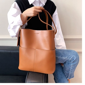 Braune PU-Leder Eimertasche mit Vordertasche in einer Lifestyle-Innenaufnahme
