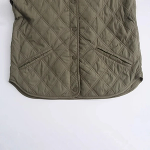 Veste sans manches matelassée vert armée avec boutons-pression et ourlet arrondi élégant