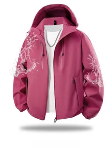 Détail de la veste softshell imperméable à capuche rose foncé avec poches zippées