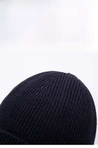 Détail du tricotage haute densité sur le dessus de ce bonnet bleu marine chaud