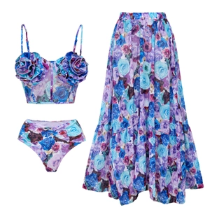 Vue détaillée du bikini 3 pièces avec fleurs 3D et jupe longue à motifs floraux