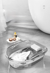 Détail d'un lavabo en PET transparent avec planche à laver intégrée et matériau épais durable