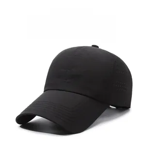 Dettaglio dei fori di ventilazione laser e del ricamo PWRFIT sul cappellino sportivo nero