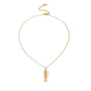 Détail d'un pendentif poisson doré sur une fine chaîne avec un fermoir mousqueton réglable