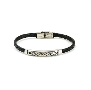 Details von schwarzem Lederarmband mit Edelstahl-Kompass-Anhänger und Klappverschluss