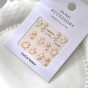 Stickers ongles 3D dorés avec perles blanches et motifs de cœur sur planche MJ-044