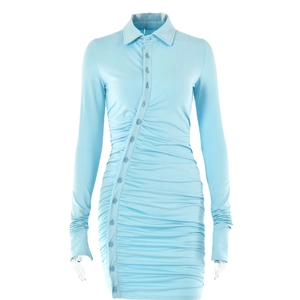Robe courte bleu ciel à manches longues avec détails froncés et boutons sur fond blanc