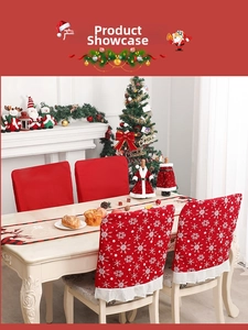 Détail de housses de chaise de Noël rouges à flocons et décoration de bouteille Père Noël