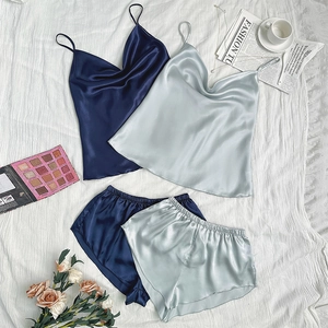 Ensemble de pyjama en satin de soie bleu marine et gris argenté avec caraco et short