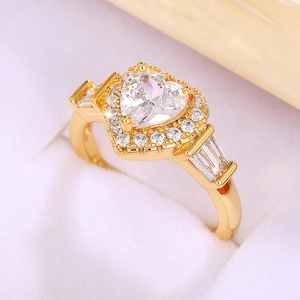 Anello a cuore dorato esagerato con zirconi scintillanti in scatola di velluto bianco