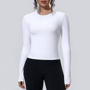 Gros plan d'un t-shirt de yoga blanc ajusté avec col rond et tissu à haute élasticité