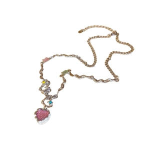 Collier cœur Y2K avec pendentif opale et pierres colorées sur chaîne argentée