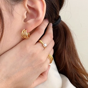 Minimalist gold-plated multi-layer rings and pearl ear cuff set on model