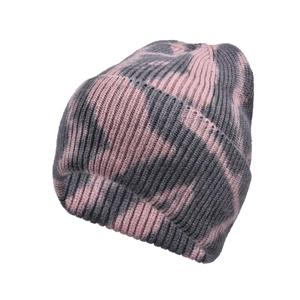Detailaufnahme der rosa-grauen Batik-Strickmütze mit dicker Wollmischung und Rippmuster