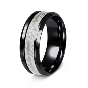 Dettaglio dell'anello nero con intarsio bianco e incisioni in alfabeto elfico lucido