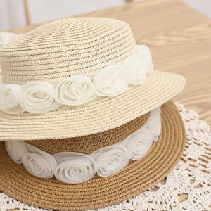 Detail van handgeweven strohoeden met elegante witte gaasrozen kantafwerking decoratie