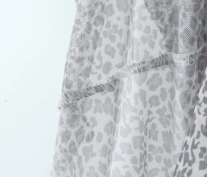 Makro-Detail von atmungsaktivem Mesh-Stoff mit Leopardenmuster und feinen Nähten