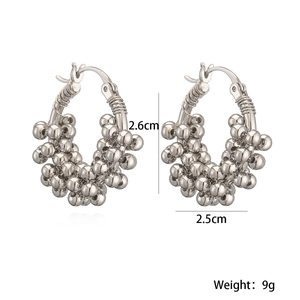 Orecchini a cerchio placcati argento con grappoli di perline metalliche per uno stile moderno