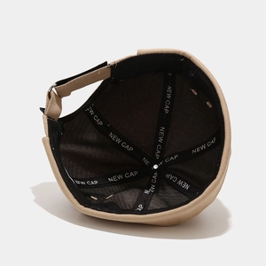 Détail de la doublure du bonnet miki beige avec sangle réglable et boucle en métal