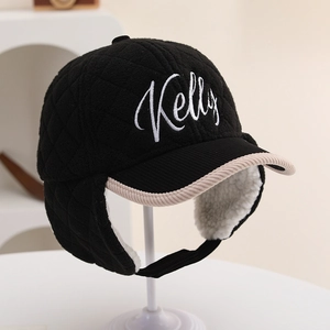 Detailansicht der gesteppten Wintermütze mit Kelly-Stickerei und weißem Lammfellfutter