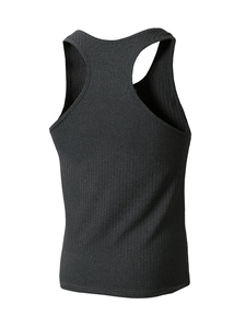 Détail de la maille côtelée gris foncé et des coutures dos nageur du débardeur fitness homme