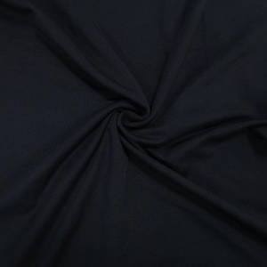 Dettaglio del tessuto in maglia nera morbida con eleganti pieghe a spirale drappeggiate