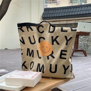 Khaki Leinwand-Einkaufstasche mit Smiley-Gesicht und schwarzen Buchstaben im Freien