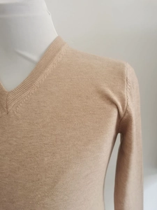 Detail des V-Ausschnitts und der feinen Strickstruktur dieses Herrenpullovers in Khaki