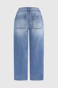 Détail de pantalon en jean bleu clair délavé montrant les poches arrière classiques au dos