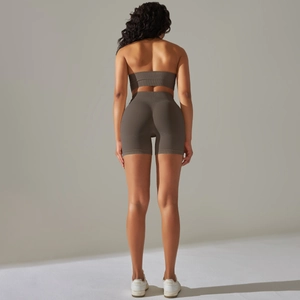 Set yoga senza cuciture kaki da donna con fascia e pantaloncini a vita alta