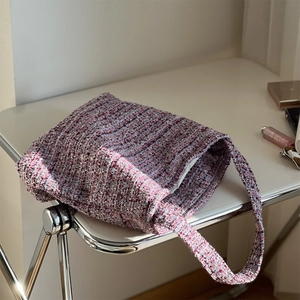 Gros plan sur le sac bandoulière en tweed violet avec texture tissée et lanière
