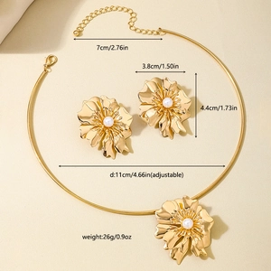 Set gioielli con girocollo e orecchini a fiore dorati e perle per stile banchetto